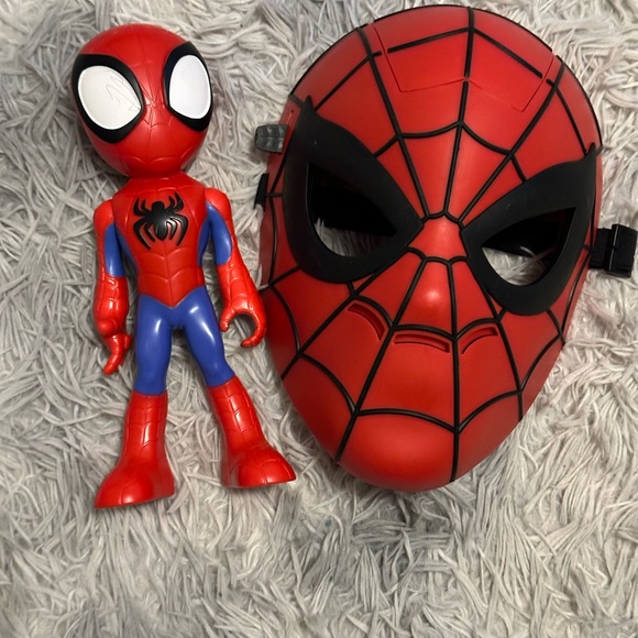 Spider-Man Mask and Action Figure Set - Picture 2 of 3
